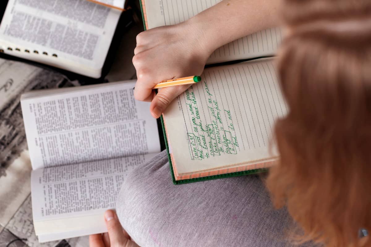 woman-studying-bible