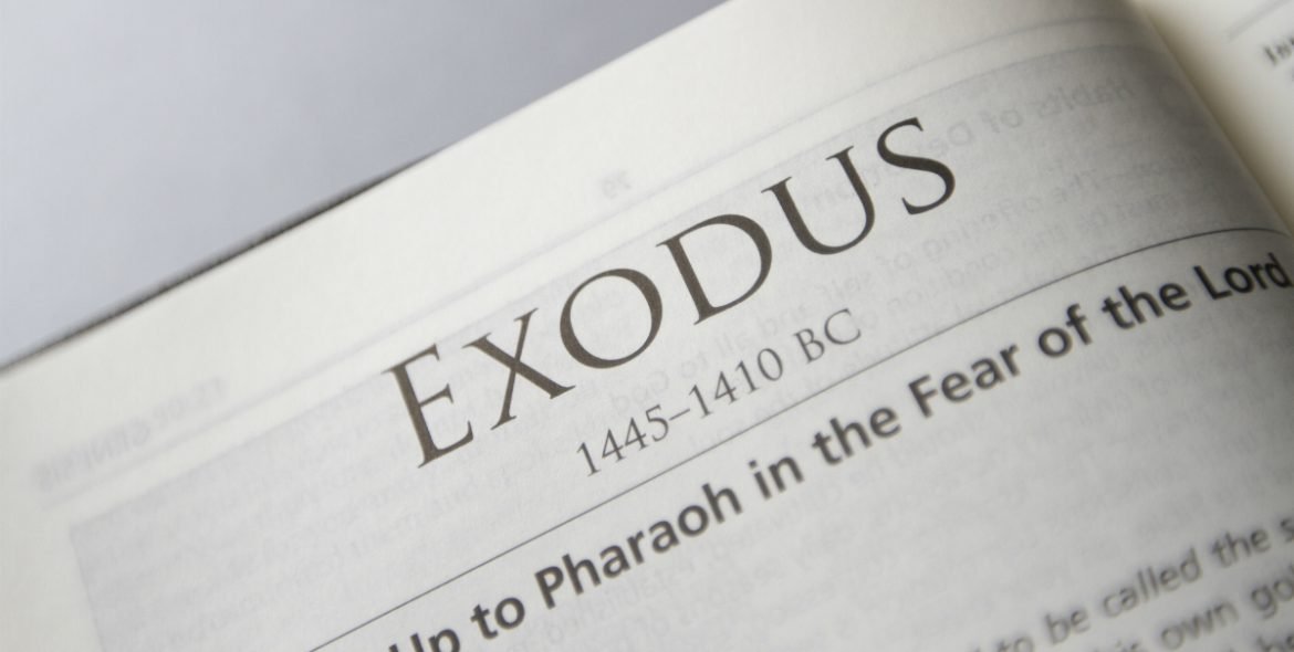 10453-bible-open-to-beginning-of-book-of-exodus-spa
