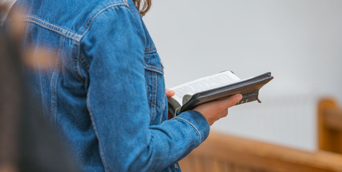 Joven-leyendo-Biblia-en-la-iglesia